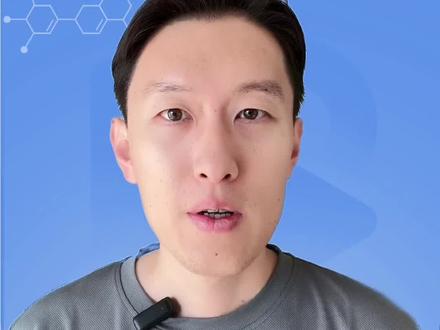 C罗愿降薪回曼联,落花有意;曼联却无意签罗哥,流水无情。 #c罗#c罗可能回曼联#曼联
近期一系列媒体报道,C罗不满沙特联对待胜利的方式,正考虑夏窗离队。英媒teamtalk表示,曼联完全没有签回C罗的计划。
本周四将年满41岁的C罗被西班牙媒体牵强地与重返老特拉福德联系起来,据报道这名球员已就转会事宜“进行谈判”,且这位资深球星准备“牺牲薪水”以促成第三次效力曼联。
这位葡萄牙超级巨星上一次效力曼联的生涯以激烈且出乎意料的方式告终,当时他公开质疑俱乐部的发展方向以及格雷泽家族的所有权,但消息人士坚称双方仍保持着深厚的尊重。
然而尽管如此,老特拉福德的高层人士已向我们明确表示,并未考虑这次引人注目的重聚。
尽管欧洲各地报道坚称C罗将在赛季末寻求离开利雅得胜利,从而引发对其潜在下家的猜测,但我们获悉曼联并未计划探索其回归的可能性,也无意识开启那扇门。
尽管对C罗在俱乐部留下的传奇依然充满敬意,但老特拉福德这个由INEOS领导的新时代专注于长期的球队建设与签约未来巨星,而非为已成名的球星支付过高代价或重访过去的篇章,无论他们曾多么具有标志性。
就目前情况而言,如果C罗决定结束自己在沙特的时光,曼联将不会参与相关讨论。
英国天空体育的头版消息,C罗对从吉达联合签下本泽马感到愤怒,而在一月份的转会窗口只引进了一名年轻的伊拉克中场球员海德尔·阿卜杜勒卡里姆。
利雅得新月目前在沙特职业联赛积分榜上领先利雅得胜利一分,C罗希望他的俱乐部在转会窗口更有雄心,因为他渴望首次赢得沙特联赛冠军。
尽管他认为沙特公共投资基金(PIF)对其他俱乐部给予了特殊待遇,但沙特足球已经开放,俱乐部现在也开始被投资者收购。
本泽马转会利雅得新月并非由联赛或PIF出资,而是由一位沙特亿万富翁私人投资者阿尔瓦利德-本-塔拉勒王子资助。在私人投资者的支持下,利雅得新月签下更多球员并没有任何阻碍。
沙特阿拉伯高层官员敦促C罗结束罢赛,重返俱乐部效力。
他们对C罗感到不满感到惊讶——尽管据报道他日薪高达50万英镑——并希望他能在周五对阵吉达联合的比赛中出场。
他的合同还有18个月到期,但其中包含一条4300万英镑(5000万欧元)的夏季解约条款——尽管他周四就将年满41岁。
从沙特方面来看,C罗仍然得到他们的全力支持,一切都没有改变。
他参与了俱乐部各个层面的事务,拥有自己的团队,并且参与了所有转会和投资机会,因此他如此不满着实令人惊讶。