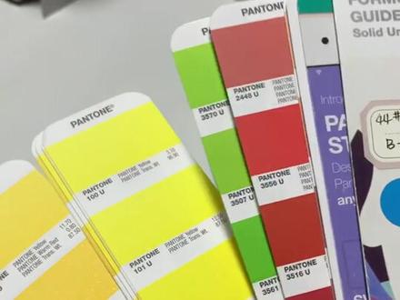PANTONE 潘通色卡 世界通用 设计师必备 所以#五彩斑斓的黑 是存在的 两本1000元左右吧