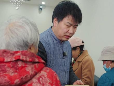 《武林外传》20年后,演员反转了。 剧中饰演乞丐小米的演员张清,在河南郑州开了家免费餐厅,号召大家都来占便宜。
他恪守早上3:33分起床熬粥、施粥的规矩,365天不曾中断。曾经在戏里他说:“贫者不食嗟来之食”,如今他努力端上一碗免费但有尊严的饭。
张清尤其希望年轻人走进“吾家”,因为他切身经历过,在自卑窘迫之时的青年人,更需要的是精神力量。
有人的地方就叫江湖。江湖瞬息万变,只有一种东西永存,就是侠义。
#人物 #公益 #温暖 #武林外传 #视觉志