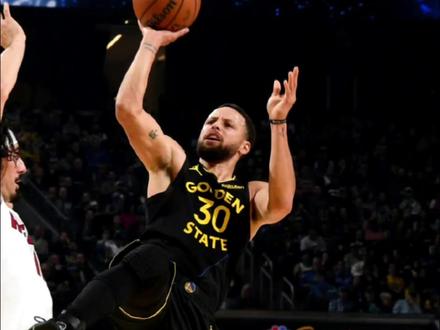 难道真的是黑色球衣魔咒吗?库里穿上这件球衣在2025里三次受伤#勇士 #巴特勒 #库里 #巴特勒赛季报销 #虎扑评分常规赛热火对战勇士