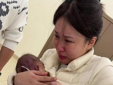 女婴小洛熙的悲剧:医疗安全只有生命线 五月龄女婴小洛熙的离世,让一场本应守护生命的心脏手术,变成了击碎家庭希望的悲剧。昨晚(12月14日),宁波市卫健委发布了调查通报,与公众的持续追问高度契合,既确认了宁波大学附属妇女儿童医院医疗团队的多重过错与医院管理的严重失守,也留下了关于医疗决策合理性、过程透明度与监管有效性的深层拷问。
医疗质量安全从来就没有及格线,只有生命线!通报明确指出的四大核心问题,每一项都触碰了医疗安全的红线。手术风险评估不足,违背了《医疗机构手术分级管理办法》中“手术开展前需充分论证风险”的基本要求,尤其是儿童心脏手术属于高风险四级手术,更需精准评估患者个体差异与手术耐受度。手术操作过失与术后监护缺陷,则直接背离了世界卫生组织强调的“术后需持续监测生命体征、及时处置并发症”的核心规范,规范的术后监护本应是守护患者安全的最后一道防线。
我们希望每一个无辜逝去的生命都应成为行业进步的阶梯。宁波这场医疗悲剧警示我们:医疗质量安全没有及格线,只有生命线;人文关怀不是加分项,而是必答题。唯有将规范落到实处、将责任扛在肩上、将患者放在心中,才能守住医疗行业的初心与底线,让每一位患者都能在就医过程中感受到安全与温暖。#军哥说新闻 #宁波小洛熙 @抖音创作小助手 @抖音 @抖音小助手