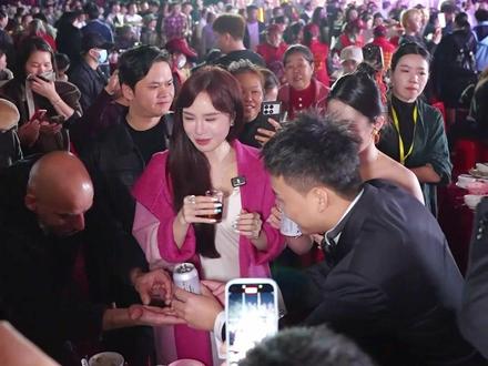 婚礼完整版来啦!第一次参加广西婚礼,听说可以吃三天席,太幸福啦!又见到了许多老朋友,还有几个明星朋友,还有广西帮的伙伴们,都太好了!广西的扣肉很好吃!人很热情!明天就要回家过生日啦!再次祝老弟新婚快乐!美满一生!!#兰研 #笑笑姐 #老弟夫妇 #婚礼现场