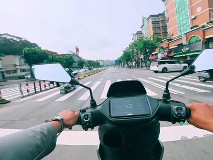 九号闪骑,快人一步。 一、性能炸裂类(抓眼球,最通用)
1. 别眨眼!9号M3 95C Max 氮气模式全开,75km/h贴地飞行!
◦ 画面:0-30km/h加速4.4秒 动态测速+仪表盘飙升特写
2. 3000W满盘电机有多猛?上坡如平地,超车仅需一瞬间!
◦ 画面:大坡度天桥轻松爬+车流中超车第一视角
3. 这才是电摩天花板!双通道ABS+TCS,湿滑路面随便刹!
◦ 画面:洒水路面急刹不甩尾,车身稳定对比
二、安全黑科技类(戳痛点,显专业)
1. 敢骑70码的底气!9号M3 95C Max,ABS+TCS双保险!
◦ 画面:紧急制动车身不晃+TCS防滑启动动画
2. 夜间骑行安全感拉满!38000cd强光,照亮整条街!
◦ 画面:黑夜开灯前后对比,远光铺路效果
3. 高强度车架!160万次震动测试,骑十年都不散架!
◦ 画面:过减速带、坑洼路车身不异响,稳如老狗
三、智能体验类(显高级,吸年轻人)
1. 不用手机导航!5英寸智驾大屏,导航通话全搞定!
◦ 画面:大屏导航、切歌、来电界面快速切换
2. 9号黑科技!感应解锁+一键倒车,新手也能轻松骑!
◦ 画面:靠近自动解锁,窄路一键倒车演示
3. RideyFUN智驾系统!这才是电动车该有的样子!
◦ 画面:多种骑行模式切换(运动/经济),仪表盘动效
四、场景反差类(易共鸣,流量高)
1. 当你骑上9号M3 95C Max,红绿灯起步直接“消失”!
◦ 画面:绿灯一亮,瞬间甩开旁边电动车
2. 外卖小哥都在换的车!77km长续航,一天不用充!
◦ 画面:跑单一整天,电量还剩一半
3. 别再骑小电驴了!这才是成年人的“大玩具”!
◦ 画面:城市夜景骑行,风驰电掣的帅气镜头
五、爆款文案金句(直接当标题/配音)
• 快得离谱,稳得一批!9号M3 95C Max闪骑!
• 不止快,更敢刹!性能电摩,还得看九号!
• 骑上它,你就是城市里最闪的仔!
• 3000W电机+ABS,这才是电摩该有的配置!
#张雪 #摩托车驾驶体验 #第一视角电动车 #820rr @DOU+小助手 @抖音小助手 @巨量千川 @同城浏览 @同城·优选