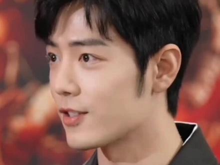 侠之大者,为国为民
1.肖战领衔主演的电影《射雕英雄传侠之大者》“真正的英雄,不是南征北伐,而是忧国忧民,永怀怜悯之心,那才是真正的侠之大者!”
2.《神雕侠侣》
郭靖对杨过说“我辈练功学武,所为何事?行侠仗义、济人困厄固然乃是本份,但这只是侠之小者。江湖上所以尊称我一声‘郭大侠’,实因敬我为国为民、奋不顾身的助守襄阳。然我才力有限,不能为民解困,实在愧当‘大侠’两字。你聪明智慧过我十倍,将来成就定然远胜于我,这是不消说的。只盼你心头牢牢记着‘为国为民,侠之大者’这八个字,日后名扬天下,成为受万民敬仰的真正大侠。大丈夫一生当为国为民,方为真正的侠之大者。”#肖战 #电影射雕英雄传侠之大者 #侠之大者为国为民 #向全世界安利肖战