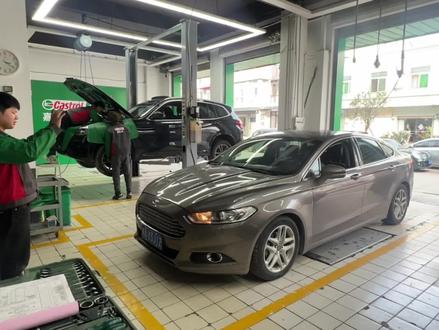 #武汉福特专修 #玉龙恒辉福特专修 #胎压
咱们汽车的轮胎压力会随气温热胀冷缩的,最安全、舒适、经济的轮胎压力是2.5bar,夏天的轮胎压力可以少加0.2-0.3bar,这样热膨胀后正好2.5bar;冬天的时候轮胎气压就可以直接加到2.5-2.7bar,适中的轮胎压力能给驾驶员带来安全舒适的驾驶体验,同时在燃油经济性以及轮胎的磨损方面有着显著的效果……