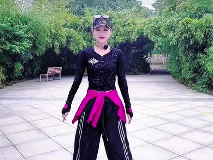 百花齐放满园春色,但是我唯独喜欢这朵可爱的小红花#健身 #喜欢跳舞的一起来 #健身穿搭 @丫头健身操 @小米健身操(早播5:30)