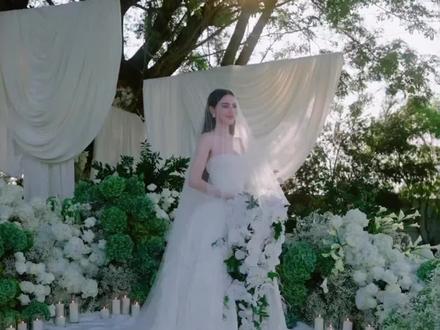 8年恋爱,泰国神颜Mai Davika结婚了💗 11月9日,Mai和未婚夫Ter Chantavit在泰国考艾山举办了婚礼,白色抹胸婚纱来自Gucci特别定制。
第二场泰式婚礼,Mai身穿泰国传统品牌Vanus Couture特别定制婚服,裙摆设计为美人鱼剪影,保留了泰式裙摆的特色。
今年6月,Mai Davika和Ter Chantavit订婚,他们2017年共同出演喜剧爱情片《不是男人是女人》,2018年1月他们公开恋情。更巧的是,之前让 Mai 一举成名的泰国爆款电影《鬼夫》,编剧也正是 Ter。
#maidavika #泰国神颜mai #泰娱 #结婚 #婚礼