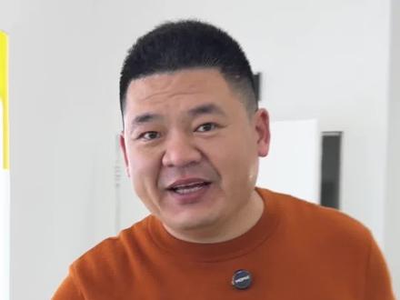 地下室三大渗漏部位成因总结 地下室渗漏高发区集中在后浇带、桩头、抗浮锚杆,核心均为结构薄弱、节点处理不到位所致。
后浇带多因混凝土浇筑间隔久,新旧结合面粘结差,加之未清理凿毛、止水带偏移或破损,后期沉降变形易产生缝隙,形成渗水通道;部分后浇带未及时封闭,杂物积水也会加剧渗漏。
桩头部位常因桩头凿毛不彻底、浮浆未清理,与底板混凝土结合不紧密;且桩头防水收头密封不严,地下水沿桩身与底板缝隙渗入,是桩基工程常见渗漏点。
抗浮锚杆渗漏主要源于锚杆孔封堵不密实,注浆不饱满存在孔隙,外加锚杆贯穿防水层,节点密封处理粗糙;后期结构受力或锚杆锈蚀膨胀,会进一步扩大缝隙,导致地下水沿杆体持续渗漏。#行业大揭秘 #一般人不告诉他 #地下室渗漏 #地下室 #地下停车场