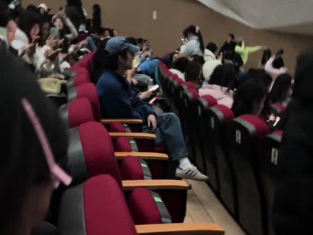 话剧开始前在传观影须知,前边的xpx要传给董子健很犹豫转过来说直接传给我们,我们后边几排说没事没事你就去传给他我们帮你录像,于是就有了以下这幕#王俊凯 #王俊凯话剧