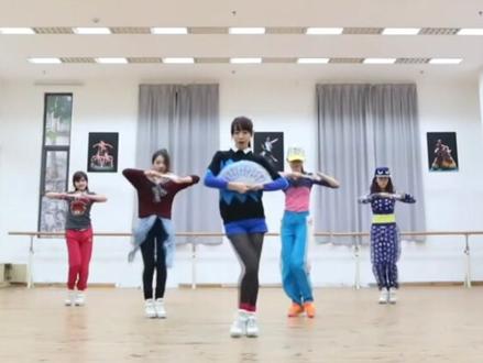 咏春贺岁版练习室,无论从表情管理、肢体表现、动作准确率、配合整齐度还是神级走位都堪称完美,音乐从舒缓到轻快都是那么自然流畅,我认为是最好的练习室版本。#七朵组合 #咏春 #花踌躇柳轻叹 #春之晓 #七朵组合咏春