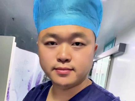 别慌!这些行为不会感染艾滋病 #抖出健康知识宝藏 HIV在外界环境中的生存能力较弱,对物理因素和化学因素的抵抗力较低。一般消毒剂如碘酊、过氧乙酸、次氯酸钠等对HBV有效的消毒剂,对HIV也都有良好的灭活作用。除此之外,70%的乙醇也可灭活 HIV,但紫外线或γ射线不能完全灭活HIV。HIV对热很敏感,对低温耐受性强于高温。56℃处理30 min可使HIV失去感染性,但不能完全灭活血清中的HIV;100 ℃处理20 min可将HIV 完全灭活。
艾滋病病毒大量存在于感染者的血液以及精液、阴道分泌物、乳汁等体液中,并具有很强的传染性。暴露在可能含有艾滋病病毒体液的行为都是易感染艾滋病的危险行为。如发生阴道性交、口交、肛交等性行为时,如果不采取正确保护措施,感染艾滋病的危险较大。与他人共用注射器吸毒感染艾滋病的危险特别大,使用未经严格消毒的器械进行有创操作,如穿耳洞、纹身等也存在感染艾滋病的风险。没有体液交换的日常生活接触不会传播艾滋病毒。如共同进餐、拥抱、握手、礼节性亲吻、共用马桶、浴盆、游泳池、衣服、被褥等不会被传染;咳嗽、打喷嚏、蚊虫叮咬等也不会传播。