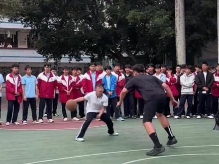 “神龙摆尾”惊艳球场!广西女生凭实力玩转篮球,热爱从无边界,只管尽兴发光!#篮球#冯敏敏 #龙州篮球女孩 (素材来源于网络,视频剪辑:徐鹏)