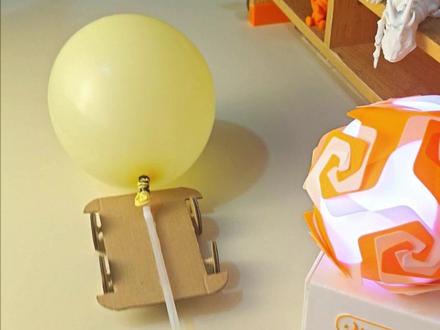 绝绝子!自制气球反冲小车🚗 附教程 宝子们,今天给大家分享一个超有趣的手工——气球反冲小车,好玩到停不下来!
🎈材料准备:
硬纸板、吸管、木棍、气球、热熔胶枪、剪刀
🛠制作步骤:
1️⃣用硬纸板剪出车轮、车身形状,车身形状可以自由发挥创意哦。
2️⃣把吸管剪成小段,用热熔胶将其固定在车身底部作为车轴套。
3️⃣将木棍穿过吸管,并将其与纸板车轮固定,记得检查车轮能否灵活转动。
4️⃣将气球固定在吸管上,再将吸管固定在小车上。
✨原理揭秘:当我们吹大气球,松开吹气口时,气球里的气体迅速向后喷出,就会产生一个向前的反冲力,推动小车前进。这就是科技的魅力!
🎉和朋友、孩子一起动手做,既能锻炼动手能力,又能学到物理知识,简直太赞了!宝子们赶紧安排起来!
#亲子手工 #手工diy #变废为宝手工 #自制玩具 #空气动力学