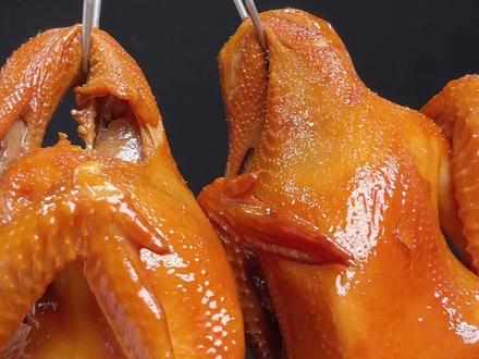 我家的烧鸡,选用两斤多的淘汰鸡,小火卤制一个小时,闷泡三到四个小时,香味浓郁,口感劲道,色泽金黄明亮