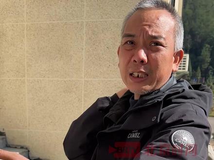 11月24日,湖南张家界。#七星山荒野求生挑战赛决赛 开启。选手“老中医”因鞋垫中夹带绳子被退赛,北京时间记者独家对话“老中医”:“鞋垫是粉丝给的,况且伞绳并不违规,比赛还未开始,想不明白为何给了红牌。”#荒野求生决赛老中医夹带绳子被红牌罚下 (记者 赵荆威)