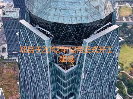 #摩天大楼 #同城精选 台州椒江天盛中心大楼由美国GOALTHINK建筑事务所设计,顶部有钻石型观光厅,结合网状瀑布型表皮,寓意“台州之光”。建筑外立面采用LOW-E双层玻璃幕墙,裙楼部分以圆心辐射状布局,整体高度呈东南向西北升高趋势。是一座集住宅、办公、商业、酒店、观光和文化休闲娱乐等多种功能于一体的超高层综合体,其顶部的钻石观光厅、48层空中泳池及顶层360°旋转餐厅,为市民和游客提供了俯瞰城市全景的独特视角。