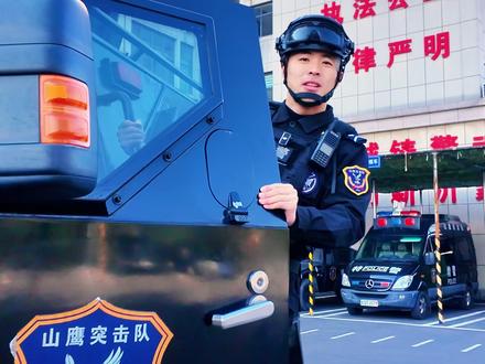 临沂市公安局警营开放日来啦!11月22日(周六)23日(周日)每日10:00-15:00就在临沂大剧院北广场摸真枪撸警犬送小熊!快来现场热烈体验吧#警营开放日 #警察小熊 #临沂公安