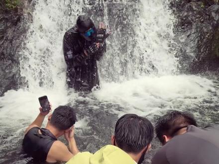 我要验牌 歌帅还是哥帅?#拍照姿势 #我要验牌演绎挑战 #给我擦皮鞋 #瀑布 #爬不动的小林