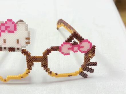 拼豆日记🎀kitty 眼镜超喜欢 拼豆眼镜就这样萌翻世界 正面看!萌!侧面看!萌!左看!萌!右看!萌!
#拼豆眼镜架 #用拼豆眼镜拿捏时髦人设 #拼豆kitty