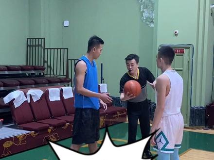 #我要上热门#篮球教学 #篮球 #篮球规则 #路人王篮球 #篮球规则案例探讨 可以这样发球吗?