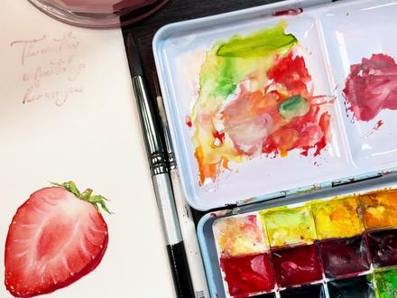 草莓画不立体?六步教你搞定一颗水彩草莓🍓
水彩新手也能轻松学会的「立体草莓」画法来啦!
记住这六个步骤,你也能画出通透感满满的草莓~
1️⃣ 铺黄底:清水打湿,晕染柠檬黄
2️⃣ 上红色:趁湿衔接大红色,渐变超自然
3️⃣ 加暗面:叠加深红,立体感瞬间出现
4️⃣ 点凹槽:深褐色点出草莓纹理
5️⃣ 点草莓籽:淡黄细笔,细节到位
6️⃣ 加高光:白颜料点睛,立刻水灵灵!
视频里每一步都有详细演示,跟着画超简单✨
画完记得来评论区交作业呀!
#水彩教程 #水彩入门 #零基础水彩 #水彩草莓 #水彩美食