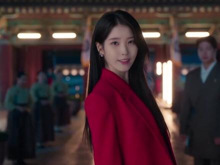 21世纪大君夫人 #iu李知恩#边佑锡
财阀千金成熙周,美貌、财富、能力全都拉满,却因庶出平民身份被上流社会轻贱。
国王诞辰宴上,她一身红衣惊艳登场,目光精准锁定摄政王理安大君 。
