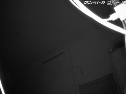 #监控下的一幕 凌晨1点37我睡着了突然听到敲门的声音,咚咚咚,把门打开,我正在熟睡中,忽然听到门砰砰的响,一下子把我吓醒了,我家里的狗也在叫,我睡觉很敏感的,有一点声音我就会醒,然后我起来开灯问谁,外面的人说把门打开,睡的迷迷糊糊的我不太确定是不是我爸爸,我在再问谁,还是把门打开, 我确定这不是我爸爸叫我开门,孩子也被吓醒了,说这不是外公的声音,,我然后就问孩子你听到敲门没有,儿子说我听到了,但这不是我外公叫我开门,吓得我大半天都没有缓过来,还是不确定是不是有人敲门,就翻了一下家里的监控,确定是大半夜的哪个神经病敲我门,幸亏我有一点安全意识,不确定是谁不开门,想想就感到可怕 ,#万万没想到