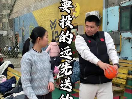 实心球满分技巧,要想投的远先送远,加长发力力臂。#中考体育 #实心球
