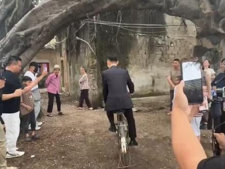 《给阿嬷的情书》拍摄地大神树之柴浪送侨批。江海万里,心中念你,便不觉遥远~句句不提爱,字字都是爱!@揭阳发布 @发现揭阳 @榕城发布
#给阿嬷的情书 #给阿嬷的情书电影 #潮汕 #揭阳