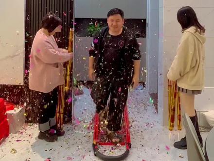 乔迁之喜!仪式感必须要有的!搬进来大吉大利☺️迈出去是平平安安#乔迁之喜 #进门仪式 #家有喜事