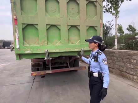 “百吨王”已入刑!提醒广大大货车的车主要做到遵纪守法,谨言慎行!#严查违法大货车 #守法出行 #严查交通违法行为 #敬畏生命 #平安出行根据《中华人民共和国刑法》和相关司法解释,“百吨王”入刑的立案标准主要涉及以下两个方面:
1.车辆超载标准:货运车辆在运输过程中,车货总质量超过100吨的,属于重大事故隐患,可能被认定为危险作业罪。这一标准适用于所有货运车辆,无论是否存在其他违法行为。
2.拒不整改情节:如果车辆因超载被依法行政处罚,并被责令立即采取排除危险的整改措施后,仍拒不执行,再次因超载被查获的,也构成危险作业罪。这种情况下,车辆实际经营管理人或驾驶人将面临刑事处罚。
法律后果:构成危险作业罪的,可能被判处一年以下有期徒刑、拘役或者管制。对于多次违法或存在重大安全隐患的,可能会被判处更重的刑罚。
举例说明:例如,某货运车辆在被处罚并责令整改后,仍继续超载运输,再次被查获时车货总质量超过100吨,其实际经营管理人或驾驶人将可能被追究刑事责任。