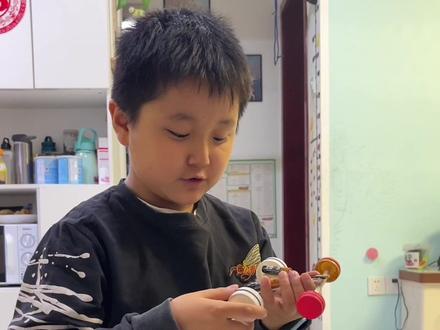 #四上科学 #皮筋动力小车制作方法
学校的科学课要求做一个皮筋的动力小火车,拿出来展示拍成视频,跑的距离远的还要参加学校的比赛。
你孩子的学校有科学课吗?我早就发现这个问题了,郑州市市区某一小学的从一年级开始就设置的有科学课,且很重要,这门科学课是物理化学生物地理的启蒙。而我老家的学校以及一些下下面的城市的学校里边很多学校是没有这门课程的,也就是说这门课程没有普及,我从孩子的学习情况来看,我认为还是比较重要的,这就相当于孩子在上这个百科全书课一样,纳入了课程,孩子的认识面会更广一些,动手能力会更强一些,等初中上的一些生物化学,物理地理课的时候他就很容易的理解老师在讲什么。