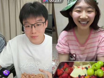 陈泽和吴悦比赛吃鸭豆,结果刚吃到一半,对面就被抬走了#陈泽#吴悦#陈泽直播录屏