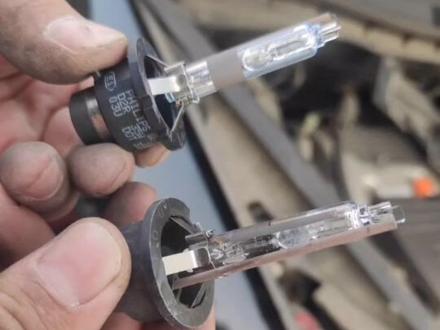 本田雅阁近光灯更换方法。