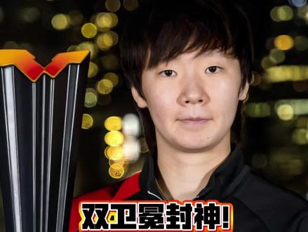 双卫冕封神!王曼昱四战全胜写传奇 掌声雷动中,王曼昱昂首踏入领奖台,一步步走向属于自己的荣耀之巅。奖牌加身的瞬间,全场欢呼达到顶峰,她高举奖杯,笑意铿锵,举起手机自拍,定格下这独一无二的高光时刻。
全运会赛场,她两度与孙颖莎狭路相逢:2021年9月25日、2025年11月16日,两次力克对手,实现全运两连冠。
WTT香港总决赛舞台,她两次对阵蒯曼:2023年12月14日、2025年12月14日,两战全胜实现总决赛两连冠。
赛后接受采访,王曼昱坦言:“能完成双卫冕,关键是打好自己,健康涨球,把每一场比赛都拼到最后!”
两次全运、两次港决,四次硬仗全胜,王曼昱用实力诠释“卫冕之王”!#王曼昱双卫冕 #全运会两连冠 #WTT香港总决赛卫冕 #国乒荣耀 #冠军高光时刻