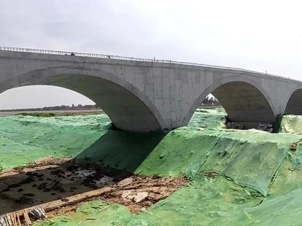 现浇拱桥主体结构施工总算完工了! #工程建设 #桥梁