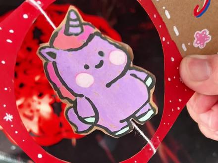 挑战做20个马年手工—13马年旋转贺卡
今天和小米用1张卡纸做新年旋转贺卡,过年转一转,好看又好玩,过程简单治愈,锻炼手眼协调,增强专注力,带娃行动起来,亲手准备过年仪式感。#马年手工 #春节带娃 #新年氛围感满满 #年味拯救计划 #亲子互动 @抖音创作小助手