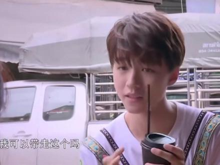 王俊凯买菜🌶️,跟国外大妈狂飙英语#王俊凯 #王俊凯综艺 #高能少年团 大妈表示听不懂what#快乐源泉 #抖音热门 #抖音小助手