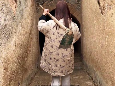 坐落在地下的四合院,见树不见村,进村不见人,入户不见门,闻声不见人,地平线下的古村落,居民史上活化石,神奇的居住方式,老一辈的智慧结晶……#地坑院 #乡愁记忆 #农村生活 #农村生活 #老房子的回忆