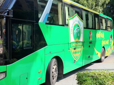 郴州队顺利到达永州,明晚赛场见真章,一起期待这场精彩对决!
#湘超 #永州VS郴州 #永冲锋 #永州加油