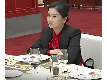 最近,一张国宴照片彻底刷屏了,左边坐着苹果 CEO 库克,右边坐着世界首富马斯克,中间的女人凭什么在C位#马斯克#周群飞#商业#国宴名场面