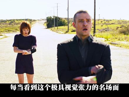 一口气看完《时间规划局》一天时间可以做很多事情! 这部电影,导演其实是有拍摄短片来完善世界观背景设定的,据说是有位科学家发现了一种可以锁定基因衰老、实现永生的方法,但由于资源有限,要是人人都能永生,地球资源就会加速耗尽,所以这种基因改造技术没有被广泛推广,而是创造了一种将生理机能与时间能量绑定的新技术。
这种基因技术应该是将时间能量转化装置植入人体内部,将外界获得的时间转换为生物能量,25岁之前,身体正常成长发育,时间倒计时处于“锁定”状态;25岁之后,倒计时解锁,身体停止老化,打工牛马们正式上线,只有不断通过劳作才能获取“时间能量”维持生命,如果倒计时归零,身体会因为能量耗尽而当场挂掉。
合不合理不是重点,导演主要是想通过这个设定来批判现实社会中资源分配的不公!
#时间规划局