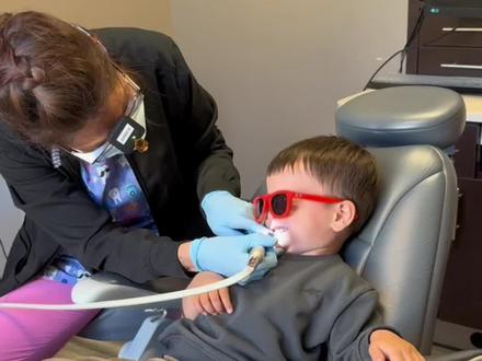 又到了全家的洗牙日,今年弟弟的表现比去年好多了,勇敢的小凯哥!