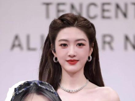 她是恋综的孙乐言,更是很棒的主持人孙乐言!#星光大赏 #孙乐言 #王影璐 #鞠婧祎 #影娱热点团