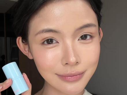 轻轻松松get这一种通透水光肌妆效,跟底妆融合的特别好!#高光 #水光肌 #高光棒 #水光感