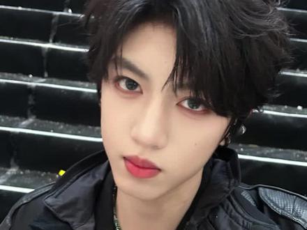 所谓的家族感我没有看到 我只看到了张桂源一个人站在那里 你们说的CP呢 桂源不是任何人磕CP的工具 不是每个人一有事就是桂源的错 桂源不欠任何人 桂源没有义务对任何人好 桂源自己有队长的意识 有担当有责任感你们敢说你们自家小孩哪个没被桂源帮过 #时代峰峻没有心 #TF家族四代张桂源 #小官和源源一起出道好不好 #张桂源荣耀之战被孤立@TF家族招生