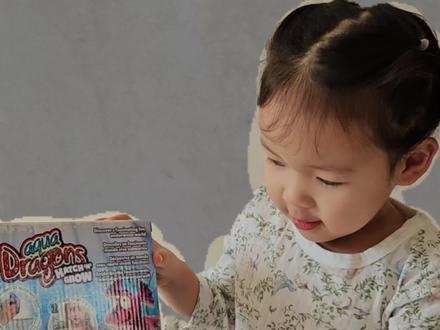 史前萌物宝宝亲手解锁,养个“龙”试试~
秋秋一直想养个小宠物,养小猫小狗感觉有点麻烦,最近给娃种草了这款远古精灵,自从养了后,秋秋主动当起“小管家”,每天记着给龙宝宝打氧、喂食,责任感直接拉满~
看着小宠物一天天长大,秋秋直呼“好神奇”!
原来不用硬灌知识,让宝宝亲手照顾、亲眼见证孵化和成长,自然就愿意主动探索啦,有兴趣的宝妈可以给孩子入手一个!