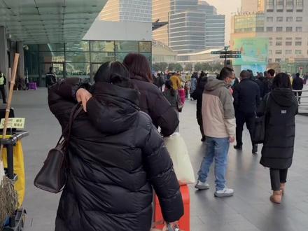 这几天从4号线,然后地铁进入上海站一些经验
7号口出最近,在8号口的左边一点,标识不是很明显。
容易多走路。
希望以后可以有一天地铁站出来,不用安检就可以直接进站火车站。现在已经做到了火车站出来不用安检直接去地铁1号线和3/4号线
#沪昆通勤