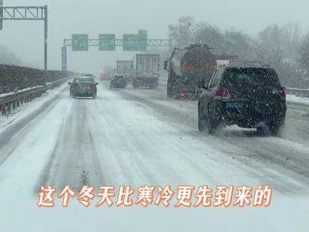 这送来的不只是物资,更是同胞之间纯粹的善意#春运返程遇堵车司机被牧民投喂#内蒙古堵车牧民马队自发送泡面#牧民骑马返乡偶遇堵车现场