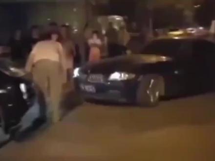 卡宴男嚣张逆行口吐芬芳,结果双腿被女司机撞报废,结局大快人心 #酒驾 #真实事件 #交通安全 #车祸